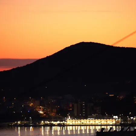 Lovely With Beautiful Garden Apartment