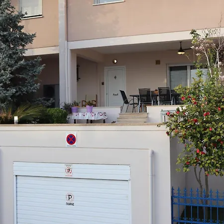 Lovely With Beautiful Garden Apartment